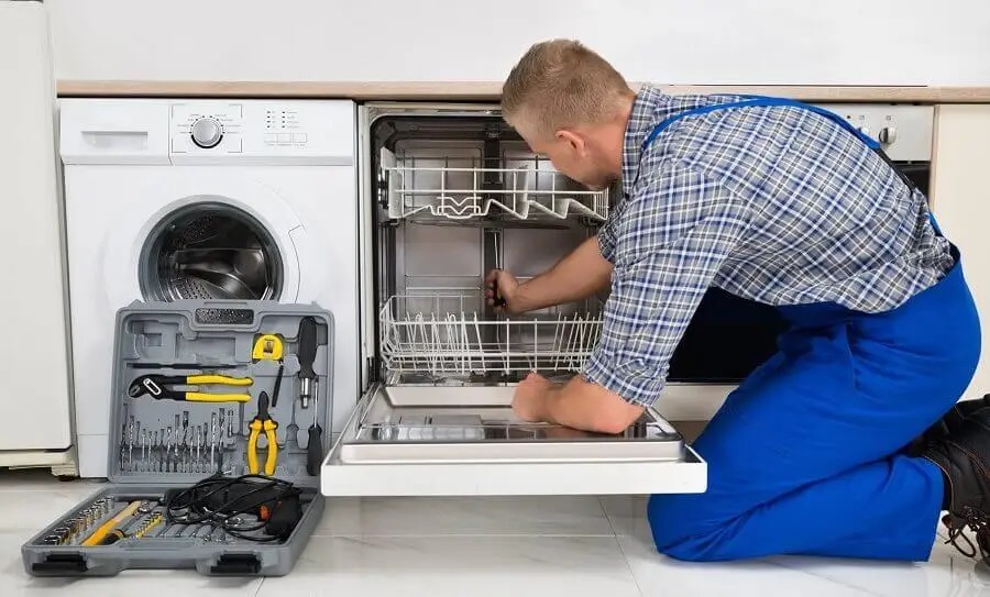 Sincan Finlux servisi teknisyen ekibi beyaz eşya tamiri yaparken